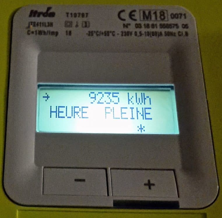 Écran LCD d’un compteur Linky affichant la puissance en kW.