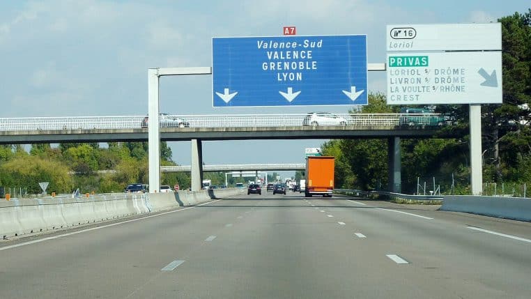 Autoroute A7 traversant la campagne.