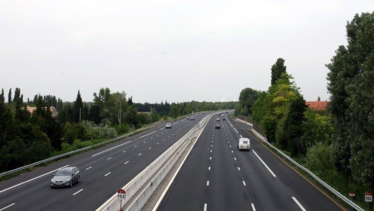 Échangeur routier sur l’autoroute A7 à Mondragon.
