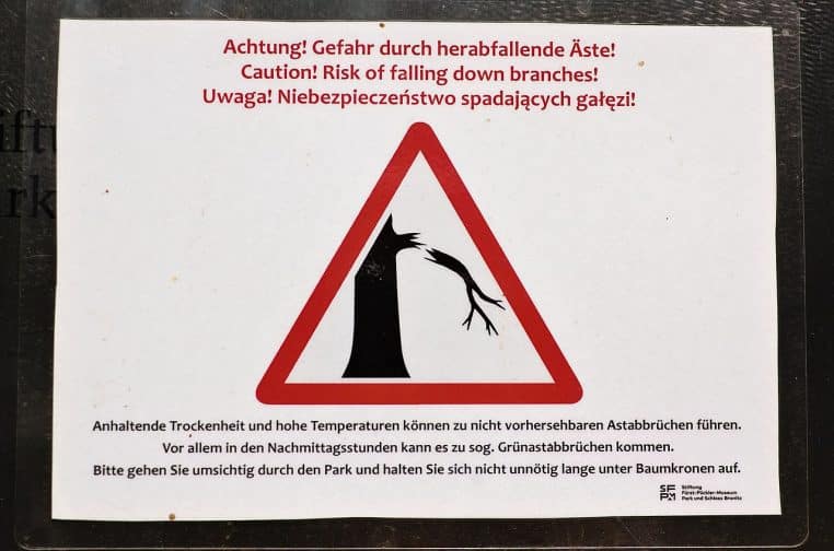 Panneau avertissant du danger des branches après sécheresse et chaleur.