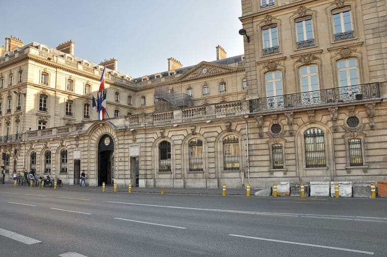 façade de l’immeuble CDC, 2 rue du Bac, Paris.