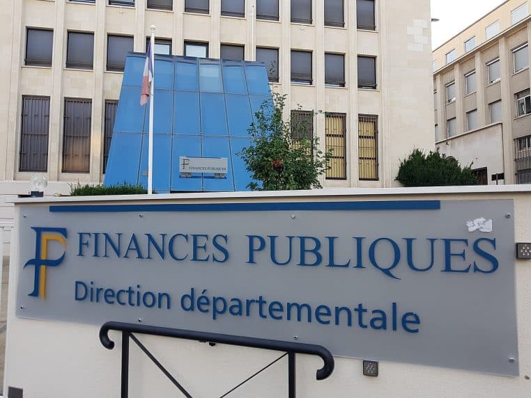 Façade beige d’un bâtiment administratif marqué « Finances publiques »