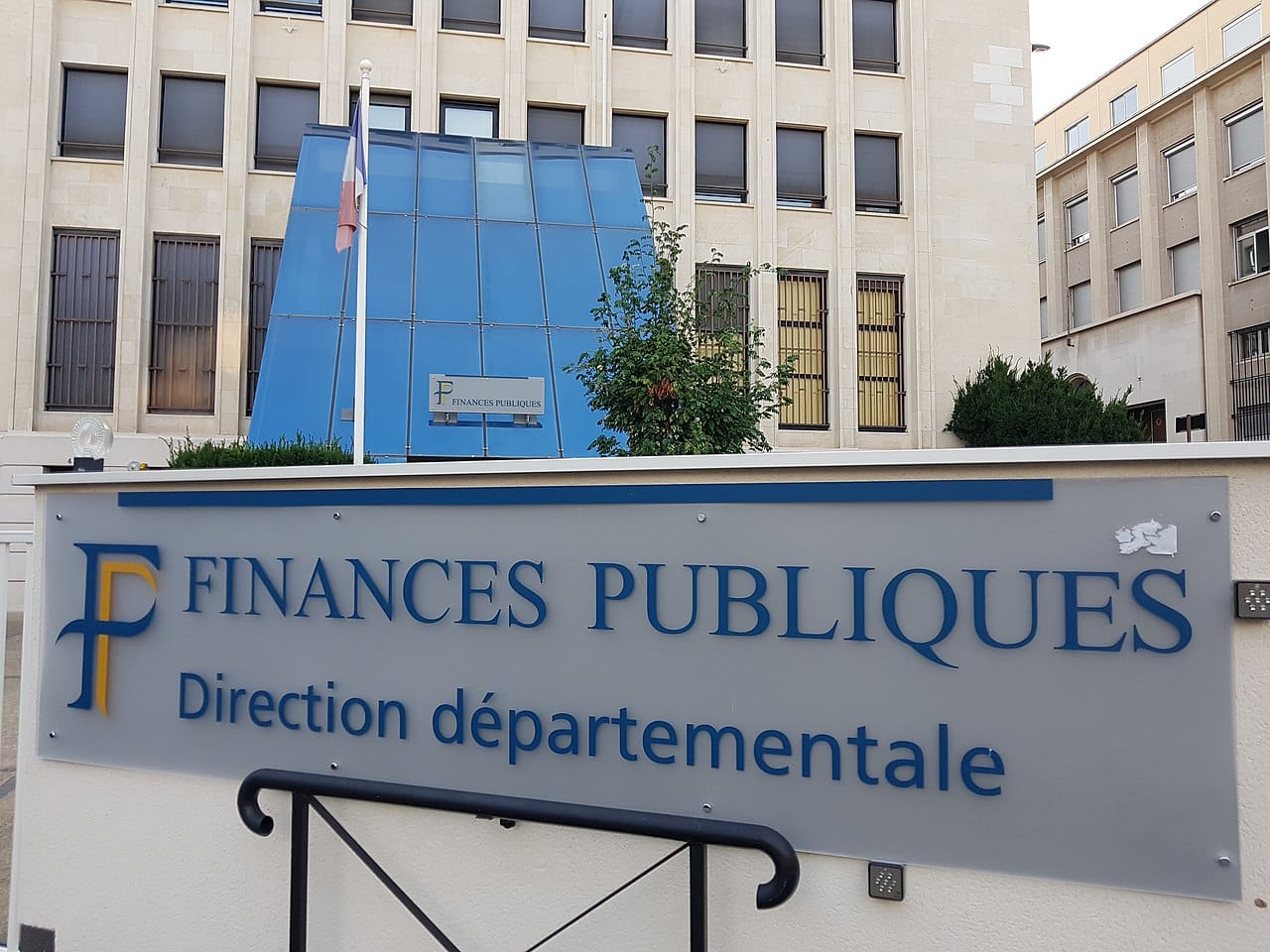 Façade beige d’un bâtiment administratif marqué « Finances publiques »