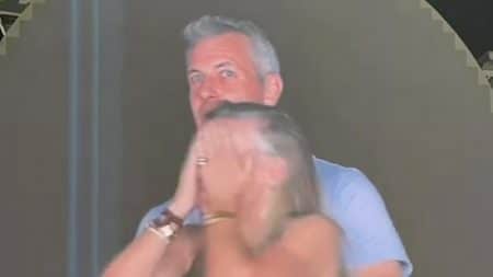 Couple Coldplay Kiss Cam