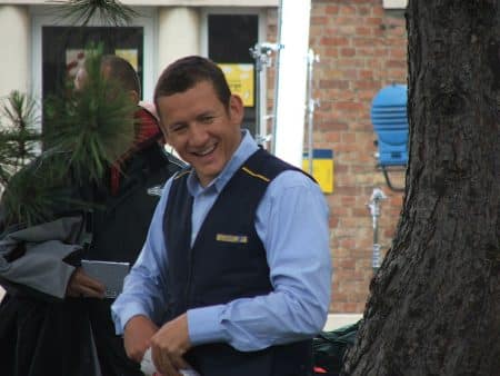 Dany Boon habillé en postier sur le plateau de Bienvenue chez les Ch’tis.