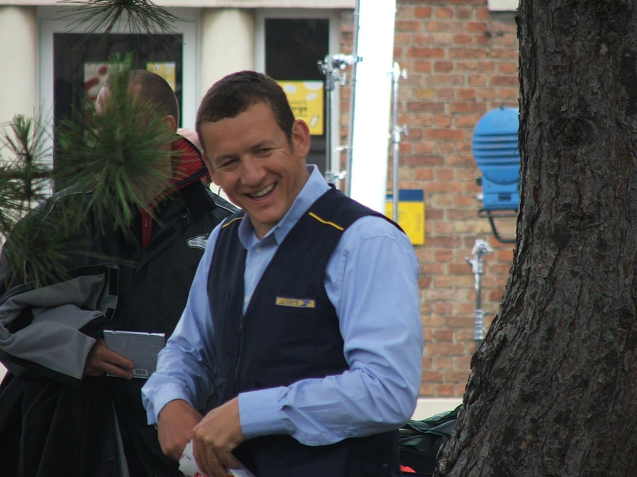 Dany Boon habillé en postier sur le plateau de Bienvenue chez les Ch’tis.