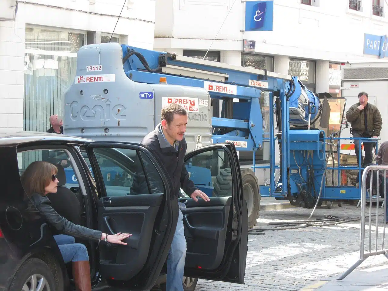 Dany Boon descend d’une voiture lors du tournage de Rien à déclarer.