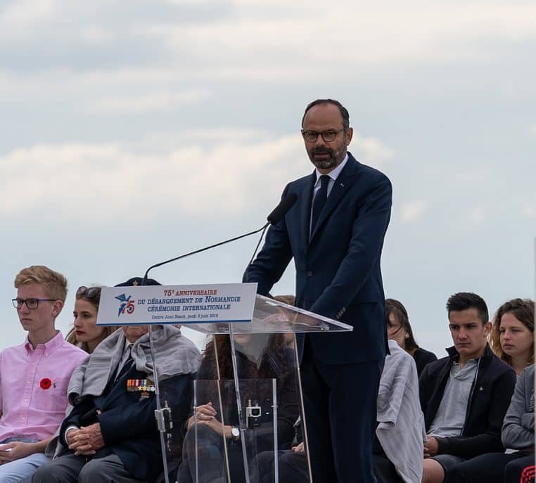 Édouard Philippe réalisant un discours aux commémorations du Débarquement à Juno Beach.