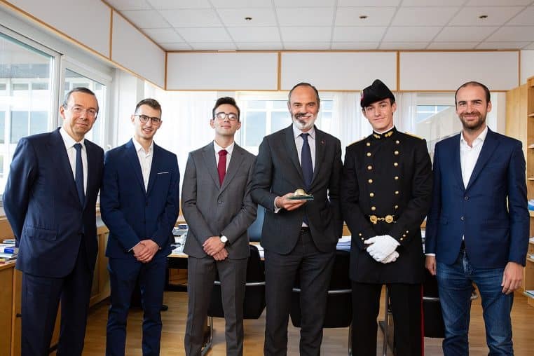 Édouard Philippe pris en photo lors d'une visite à polytechnique.
