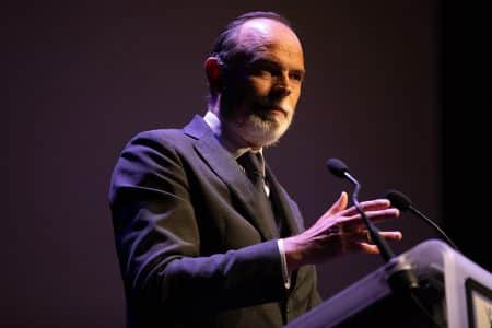 Édouard Philippe au pupitre, en pleine prise de parole.