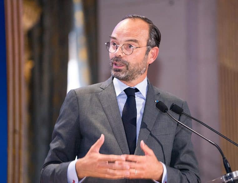 Gros plan d’Édouard Philippe debout faisant un discours.