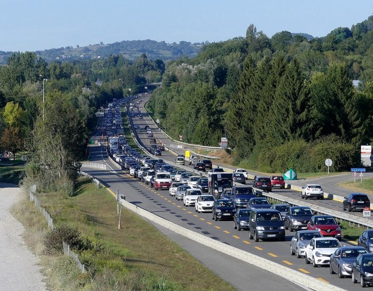 vue en soirée d’un embouteillage sur l’A41 à Entrelacs.