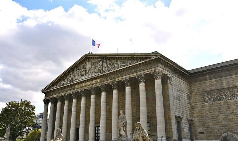 Façade du Palais Bour-bon, Assemblée nationale, vue depuis la Seine.