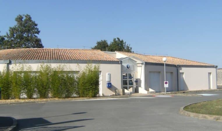 Façade d’un ancien bureau pôle emploi avec logo