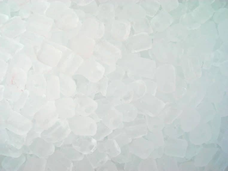 Gros plan de glaçons transparents empilés les uns sur les autres