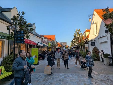 La Vallée Village sous un ciel clair en février 2025.