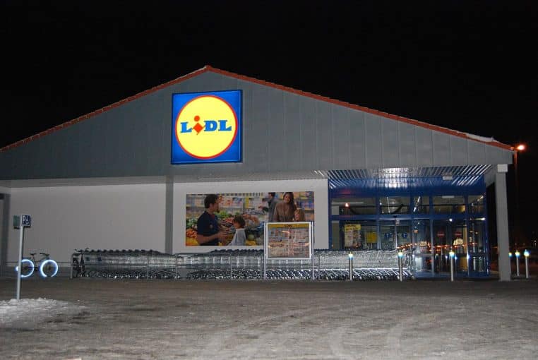 Façade vitrée d’un supermarché Lidl avec enseigne bleue et jaune
