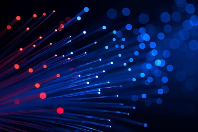 lumineuses.jpg	Câbles de fibre optique émettant des points lumineux rouges et bleus.