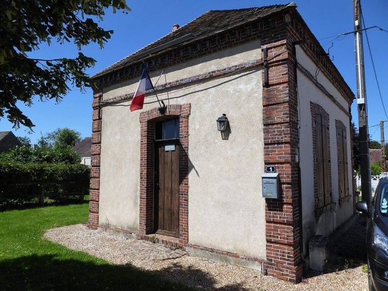 mairie de village français avec drapeau national.