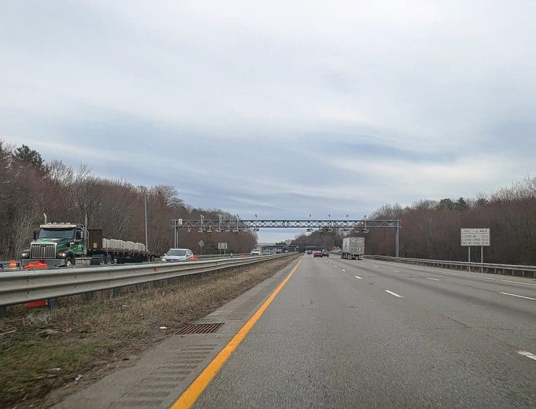 Portique métallique de péage automatique sur une autoroute.