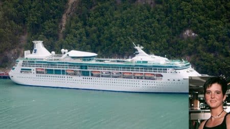 Paquebot Rhapsody of the Seas vu de profil devant une falaise verte, avec un médaillon montrant Amy Lynn Bradley souriante.