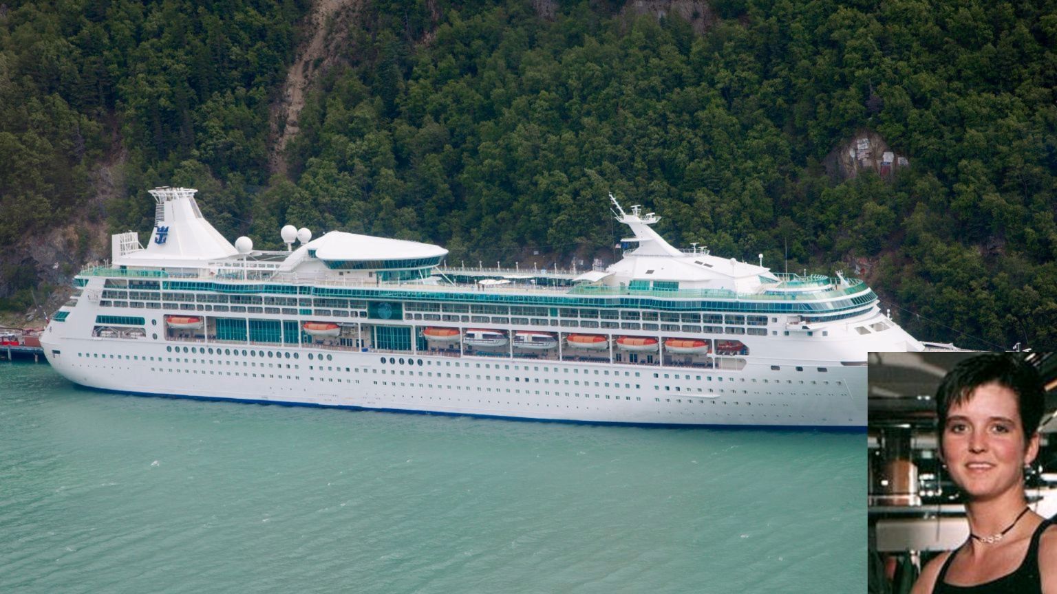 Paquebot Rhapsody of the Seas vu de profil devant une falaise verte, avec un médaillon montrant Amy Lynn Bradley souriante.