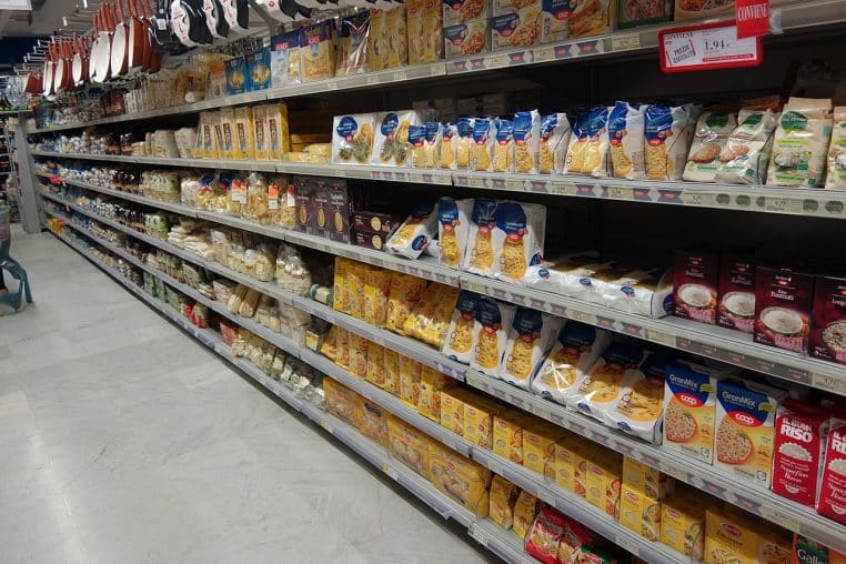 Étagère de supermarché remplie de paquets de pâtes Italiamo et Combino.