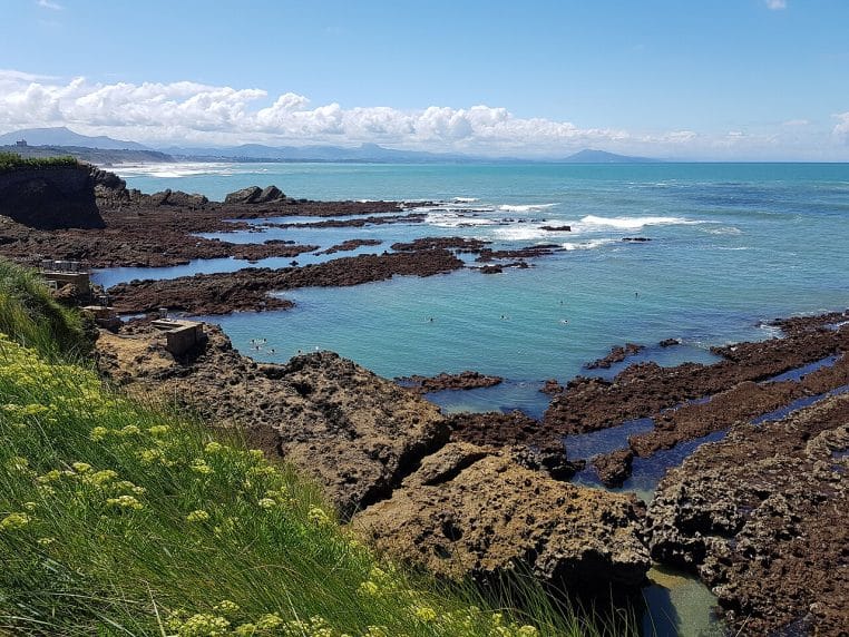 Côte basque avec falaises verdoyantes face à l’océan.