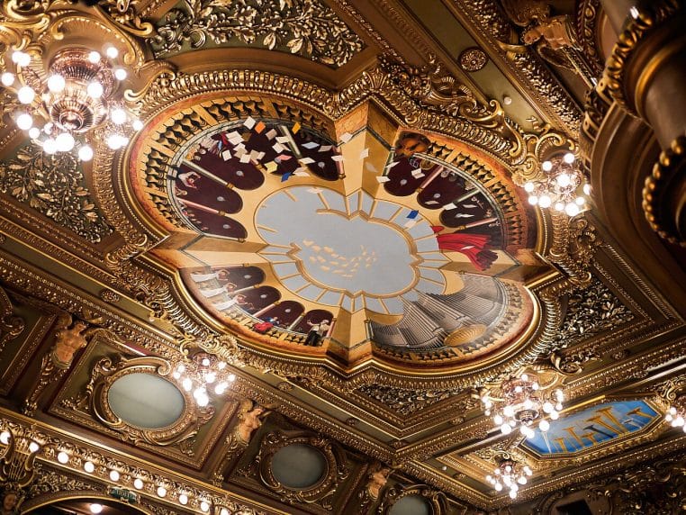 Plafond orné d’un Victoria Hall après rénovation.