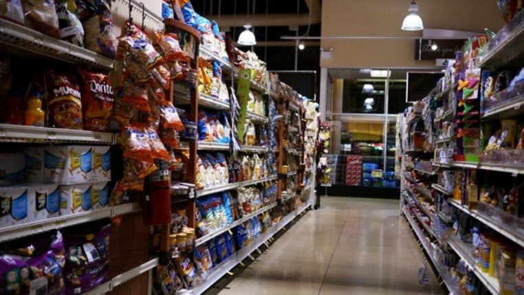 Rayon de supermarché avec des paquets de chips.