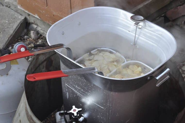 Chips épaisses dans une friteuse.