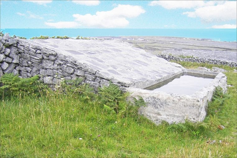 Grand réservoir extérieur destiné à la collecte des eaux pluviales.