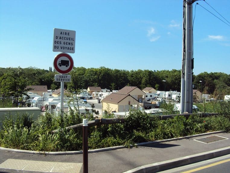 Terrains délimités avec bornes et vieux caravanes garées en rangée.