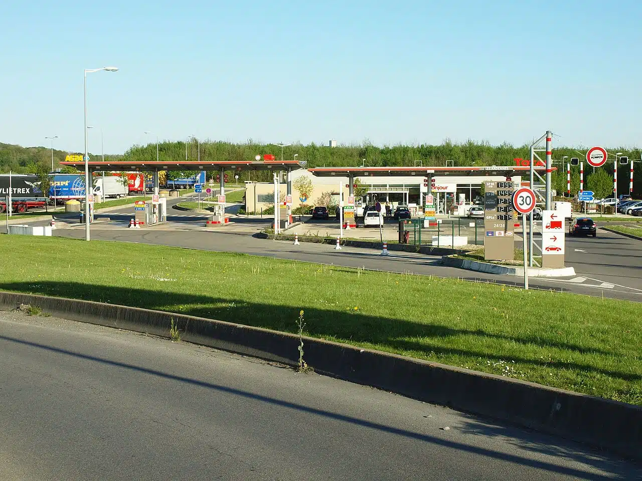 Station‑service TotalEnergies avec camion sur aire d’autoroute.
