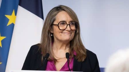 Sophia Primas s'exprimant lors d'une conférence de presse.