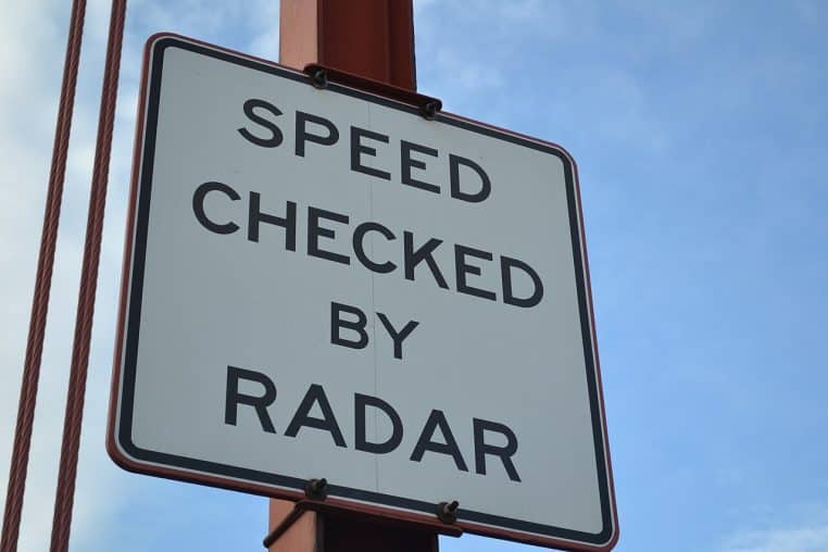 Panneau ‘Speed checked by radar’ au Golden Gate Bridge.