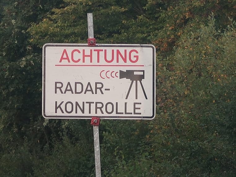 Panneau routier allemand ‘Achtung Radarkontrolle.