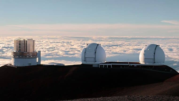 photo des télescopes Subaru et Keck sur Mauna Kea.