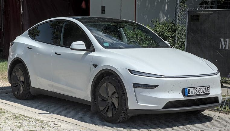 angle avant droit d’une Tesla Model Y blanche dans un festival.
