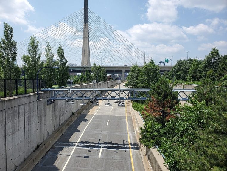 Portique de péage électronique au‑dessus d’une voie d’autoroute.