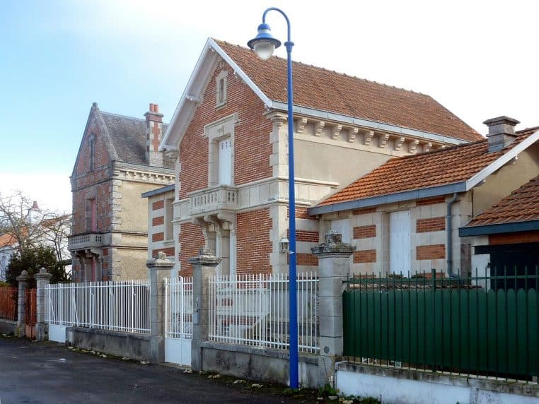 Ancienne villa en front de mer, façades claires et toits ardoise.