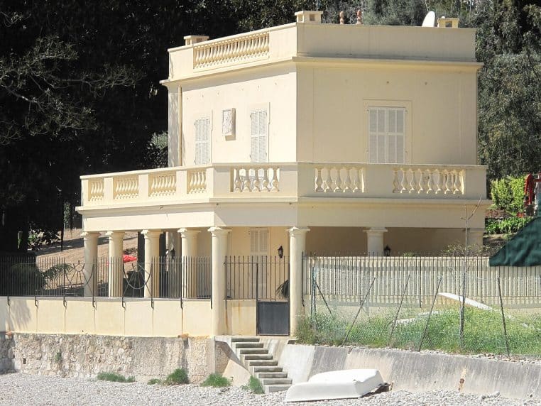 Petite maison blanche au bord de la plage.