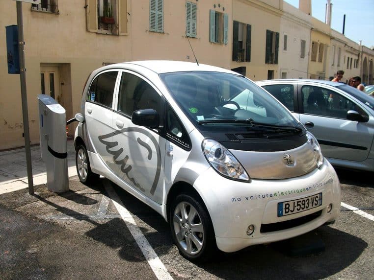 Voiture électrique Peugeot en recharge à Nice.