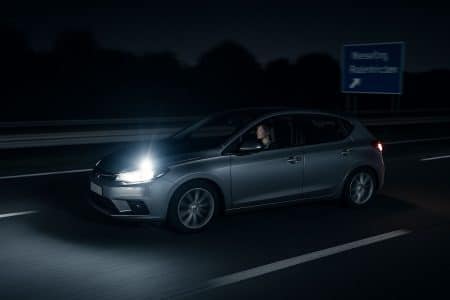 Automobiliste allemande au volant d’une berline sur l’autoroute, au moment du flash radar.