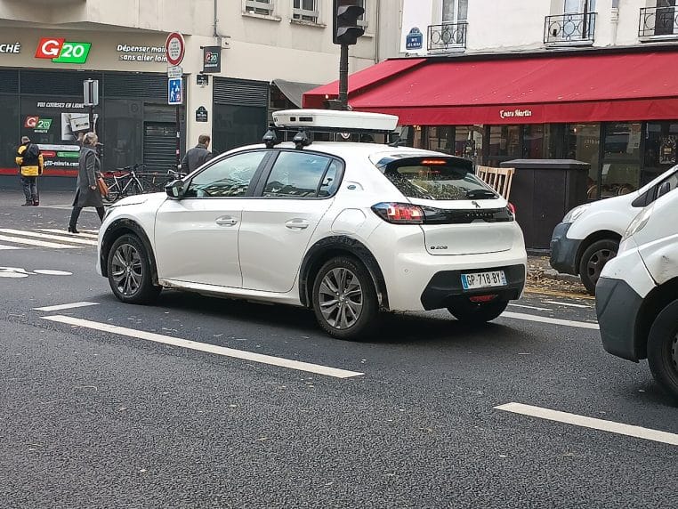 Voiture radar garée à Paris.