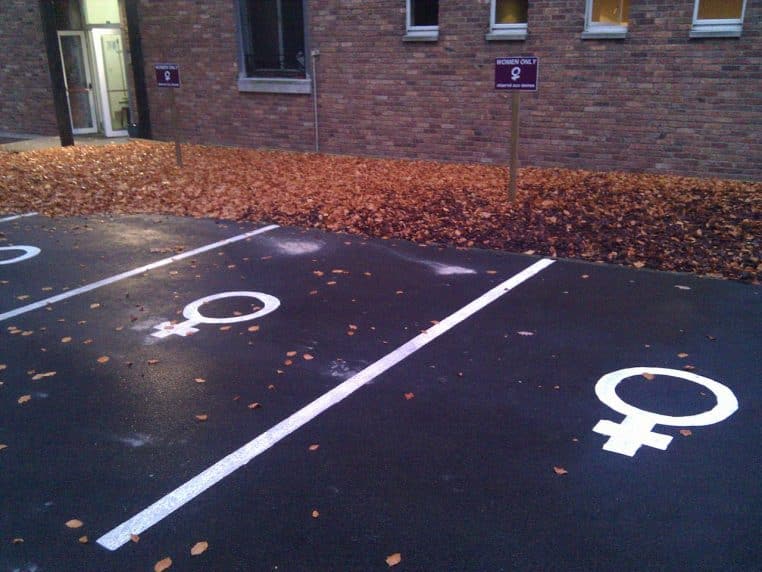 Panneau « Women Only Parking » sur un emplacement en plein air.