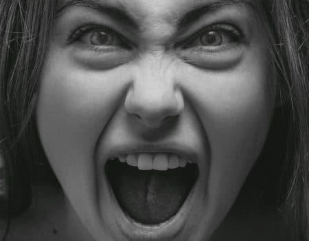 Une adolescente poignarde sa mère