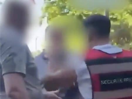 Agent de sécurité et deux policiers