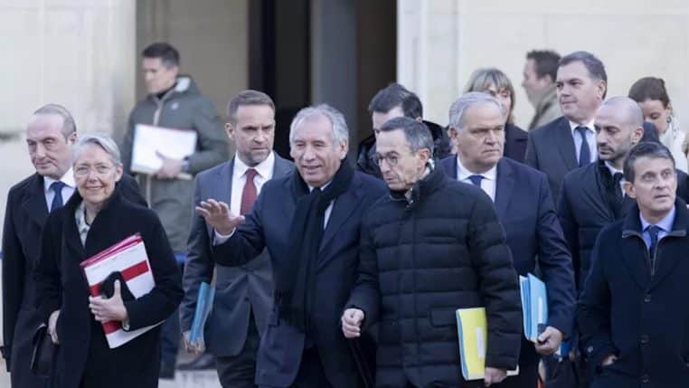 bayrou-ou-les-ministres-partent-ils-en-vacances-copie.jpg