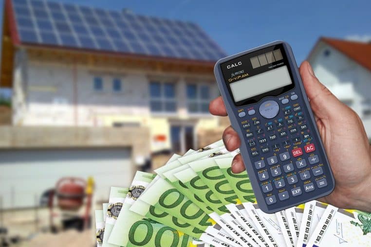Calculatrice posée sur des billets d’euros.